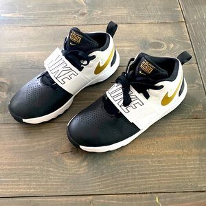 Boys' Nike Team Hustle D9 Basketball Shoes Size 5 kids